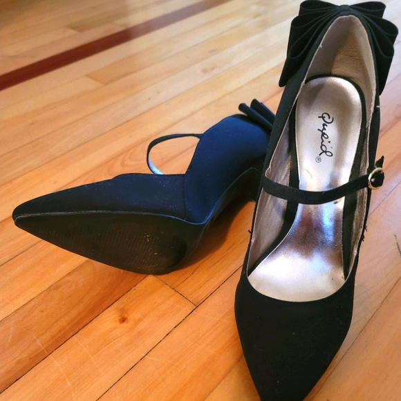 Black High Heels. Bow at the back. Size 7 1/2 - Picture 2 of 3